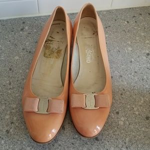 Gorgeous Ferragamo Vara shoes... rare color!